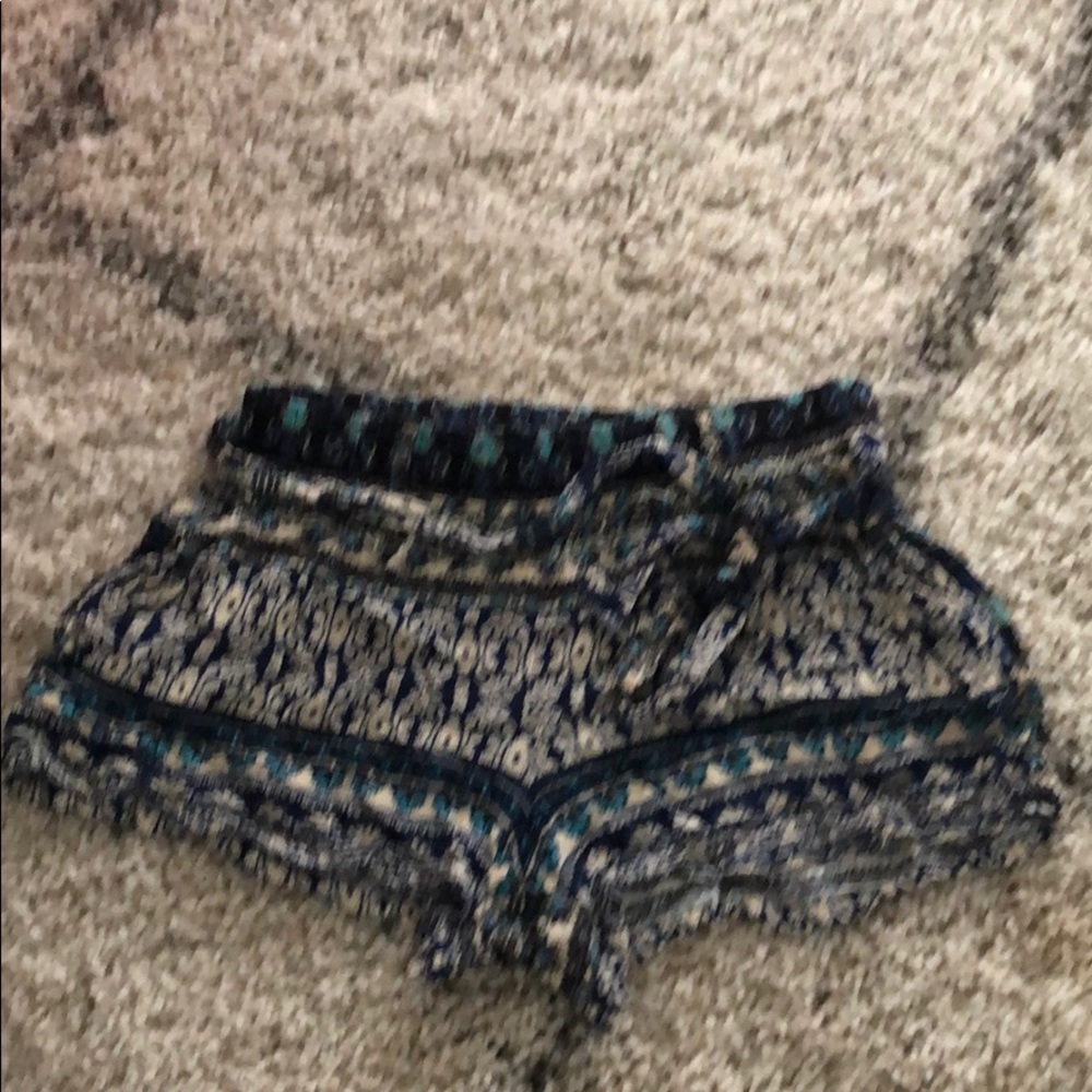 Beautiful short - Picture 3 of 3